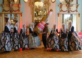 El artista Antonyo Marest, la bellea del foc y sus dames d'honor con la exclusiva botella de Mahou.