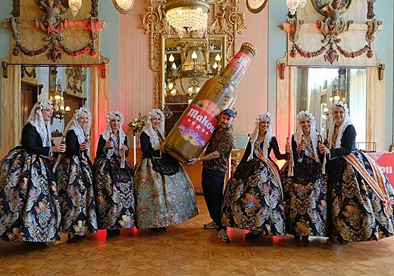 El artista Antonyo Marest, la bellea del foc y sus dames d'honor con la exclusiva botella de Mahou.