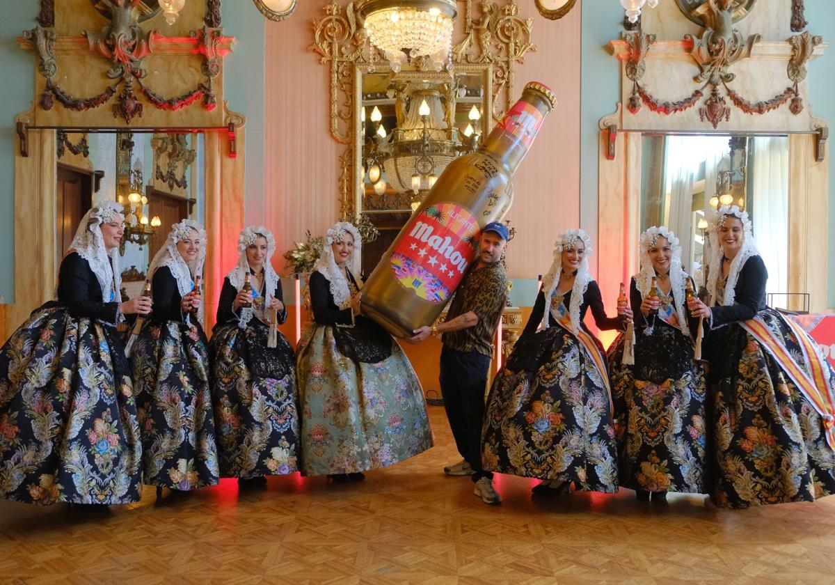 El artista Antonyo Marest, la bellea del foc y sus dames d'honor con la exclusiva botella de Mahou.