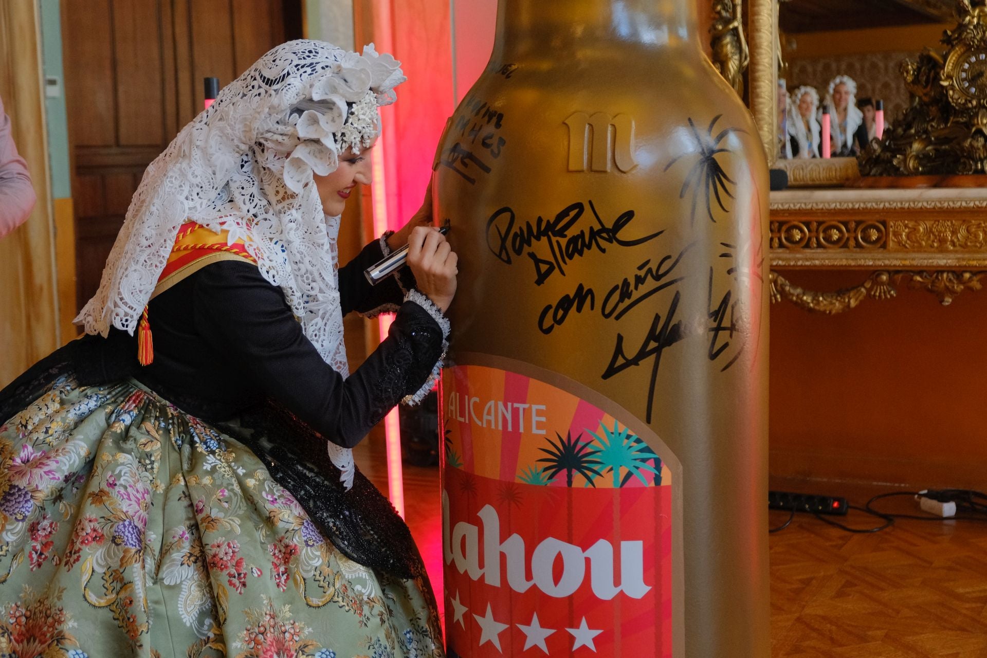 El botellín de cerveza más especial de las Hogueras de Alicante