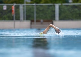 Un usuario de una piscina municipal, en imagen de archivo.