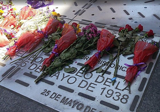 Flores en las placas del Mercado Central que recuerdan el bombardeo.