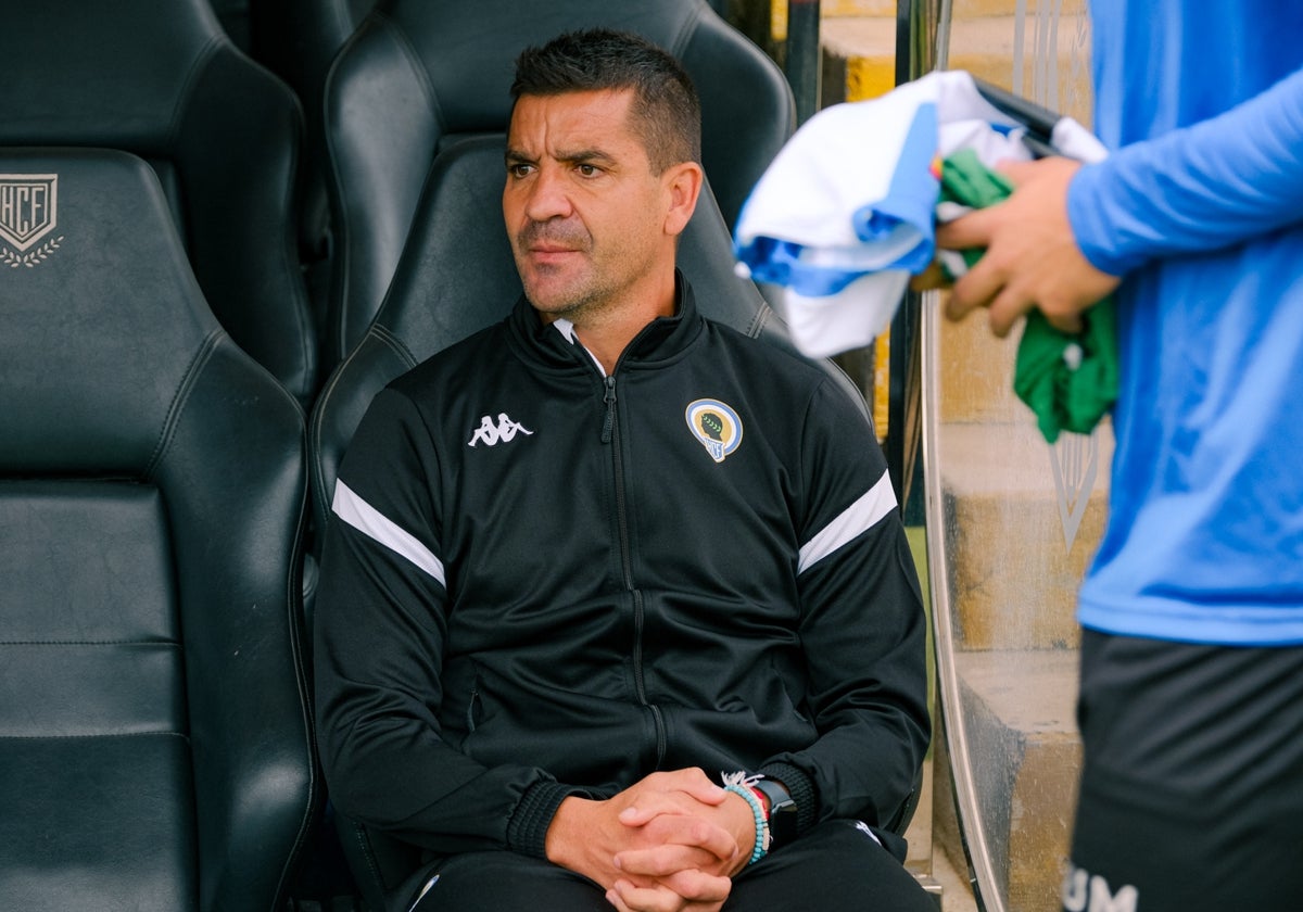 Rubén Torrecilla, en el banquillo del Rico Pérez.