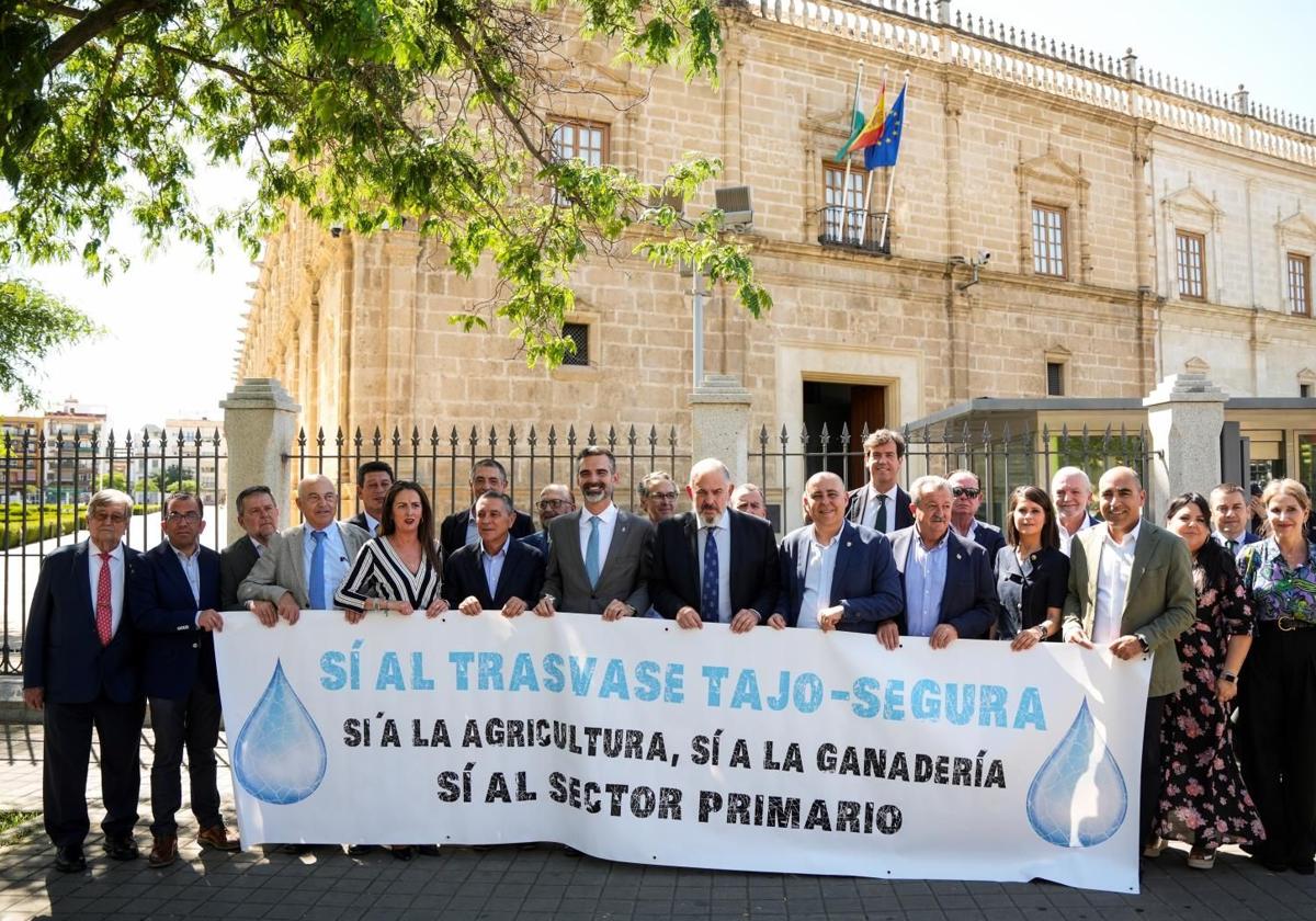 Protest in Seville by farmers from Almería, Murcia, and Alicante against the new exploitation rules of the Tajo-Segura transfer.