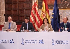 El presidente Mazón y la consellera de Hacienda, Ruth Merino, durante la reunión con empresarios y proveedores de la Generalitat.
