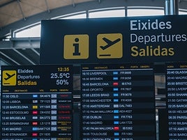 Tablón de salidas del aeropuerto de Alicante-Elche.
