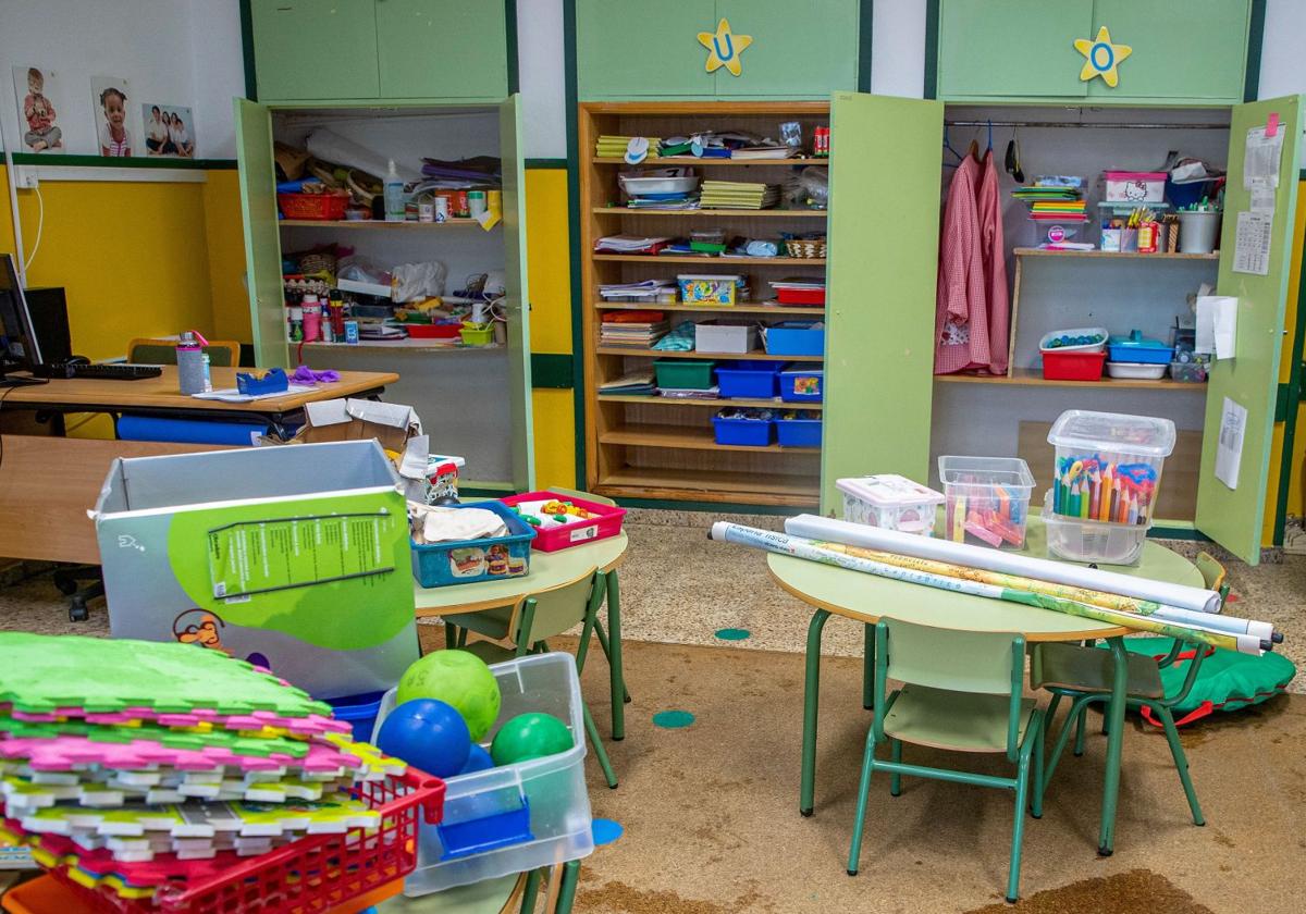 Images of a school with suspended classes.