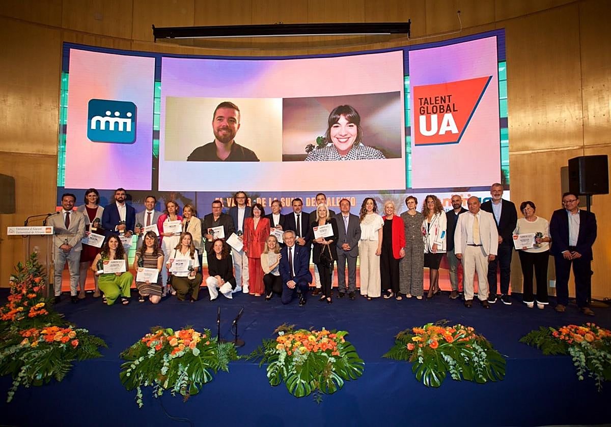 Foto de familia en el escenario del salón de actos del Aulario II de la IV Gala Alumni de la Universidad de Alicante.