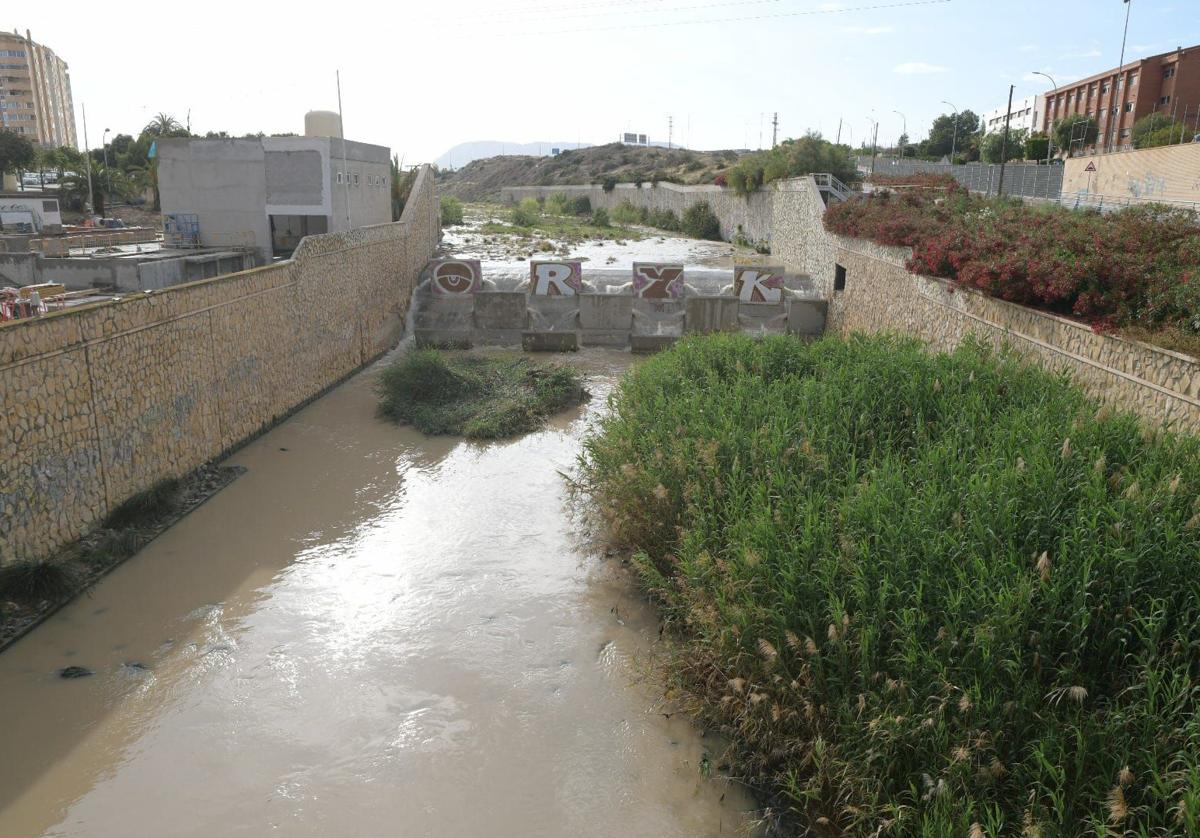 Imagen principal - A deluge floods streets in Alicante, turning the Barranco de las Ovejas into a river