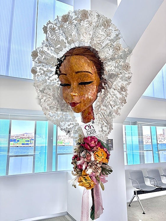 Busto floral de la bellea del foc instalada en la nueva terminal de cruceros.
