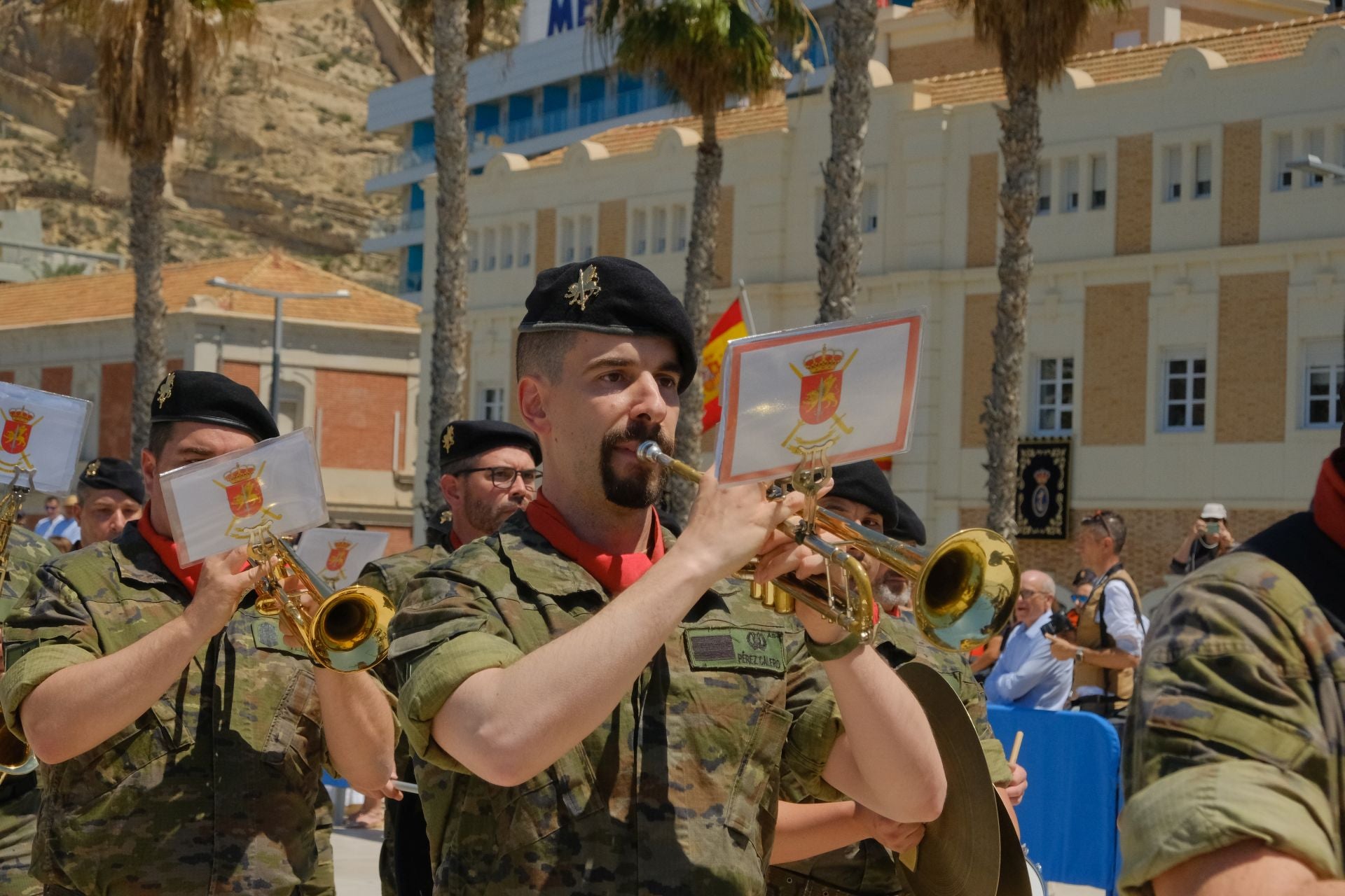 Más de mil personas juran la bandera de España con los &#039;boinas verdes&#039; en el Puerto de Alicante