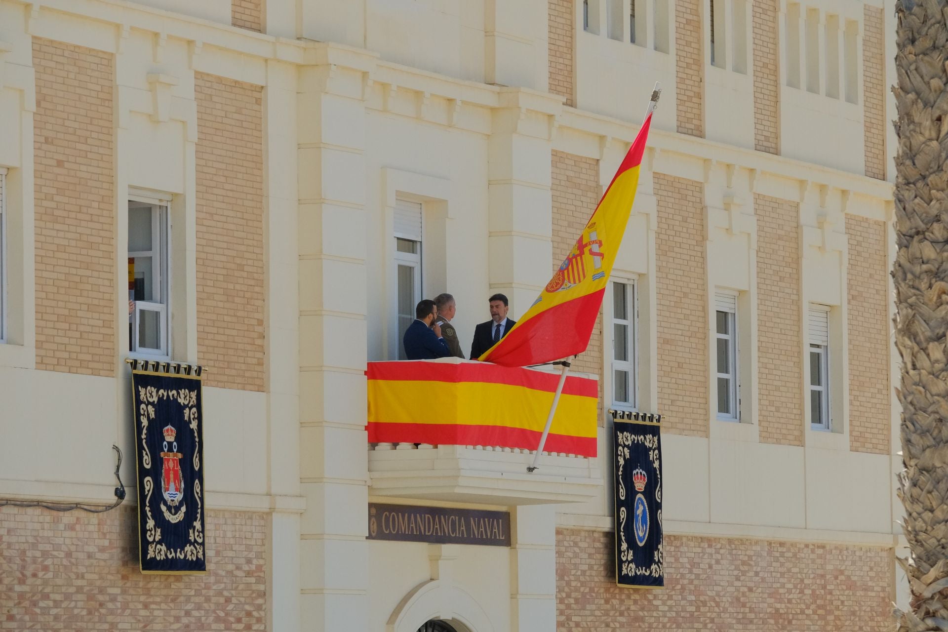 Más de mil personas juran la bandera de España con los &#039;boinas verdes&#039; en el Puerto de Alicante
