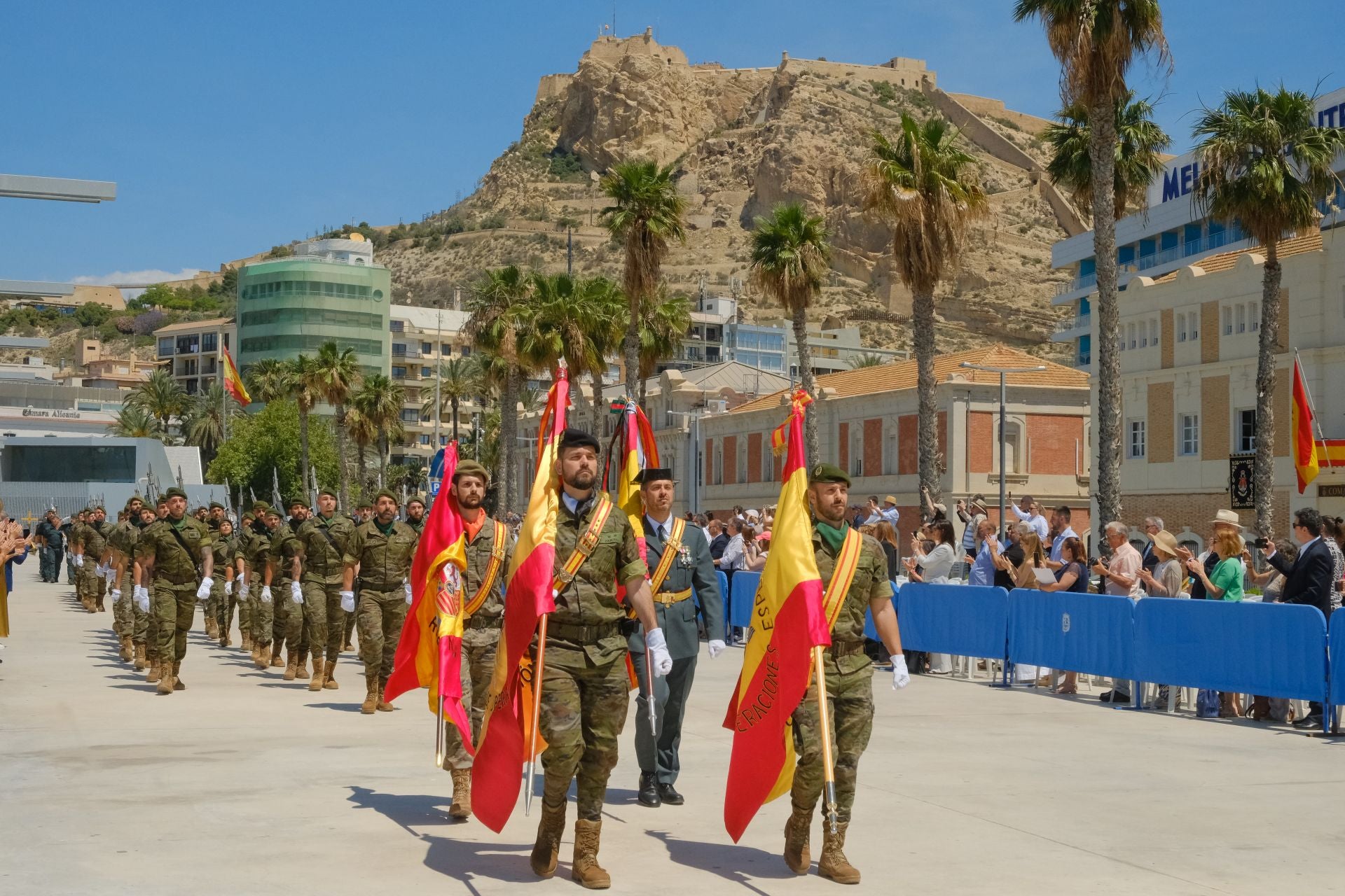 Más de mil personas juran la bandera de España con los &#039;boinas verdes&#039; en el Puerto de Alicante