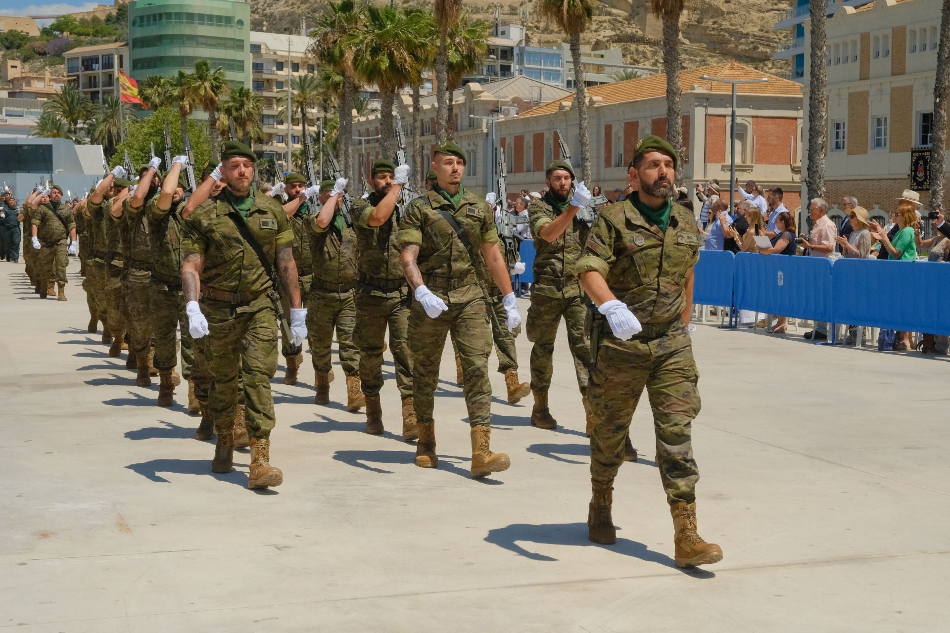 Más de mil personas juran la bandera de España con los &#039;boinas verdes&#039; en el Puerto de Alicante