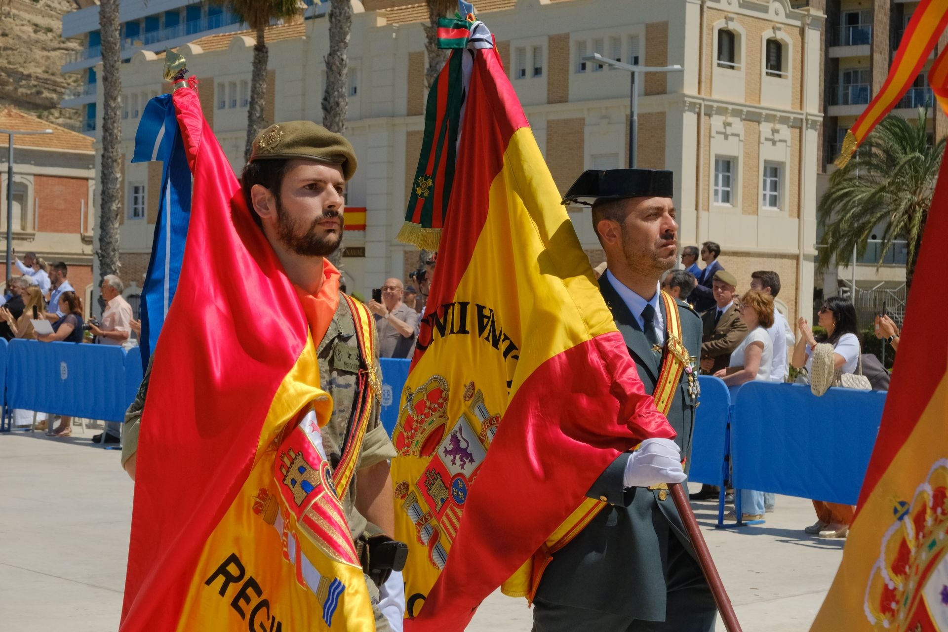 Más de mil personas juran la bandera de España con los &#039;boinas verdes&#039; en el Puerto de Alicante