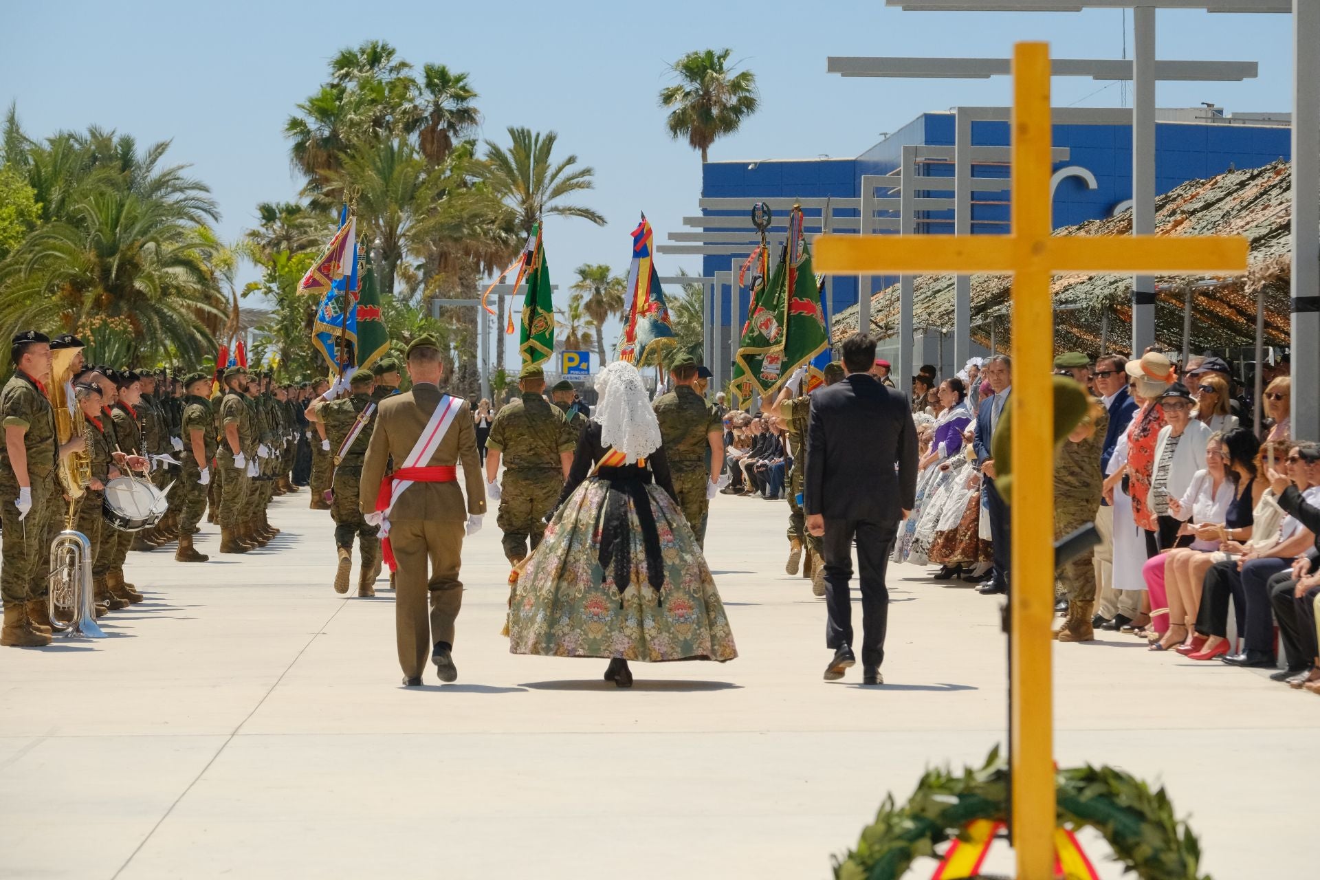 Más de mil personas juran la bandera de España con los &#039;boinas verdes&#039; en el Puerto de Alicante