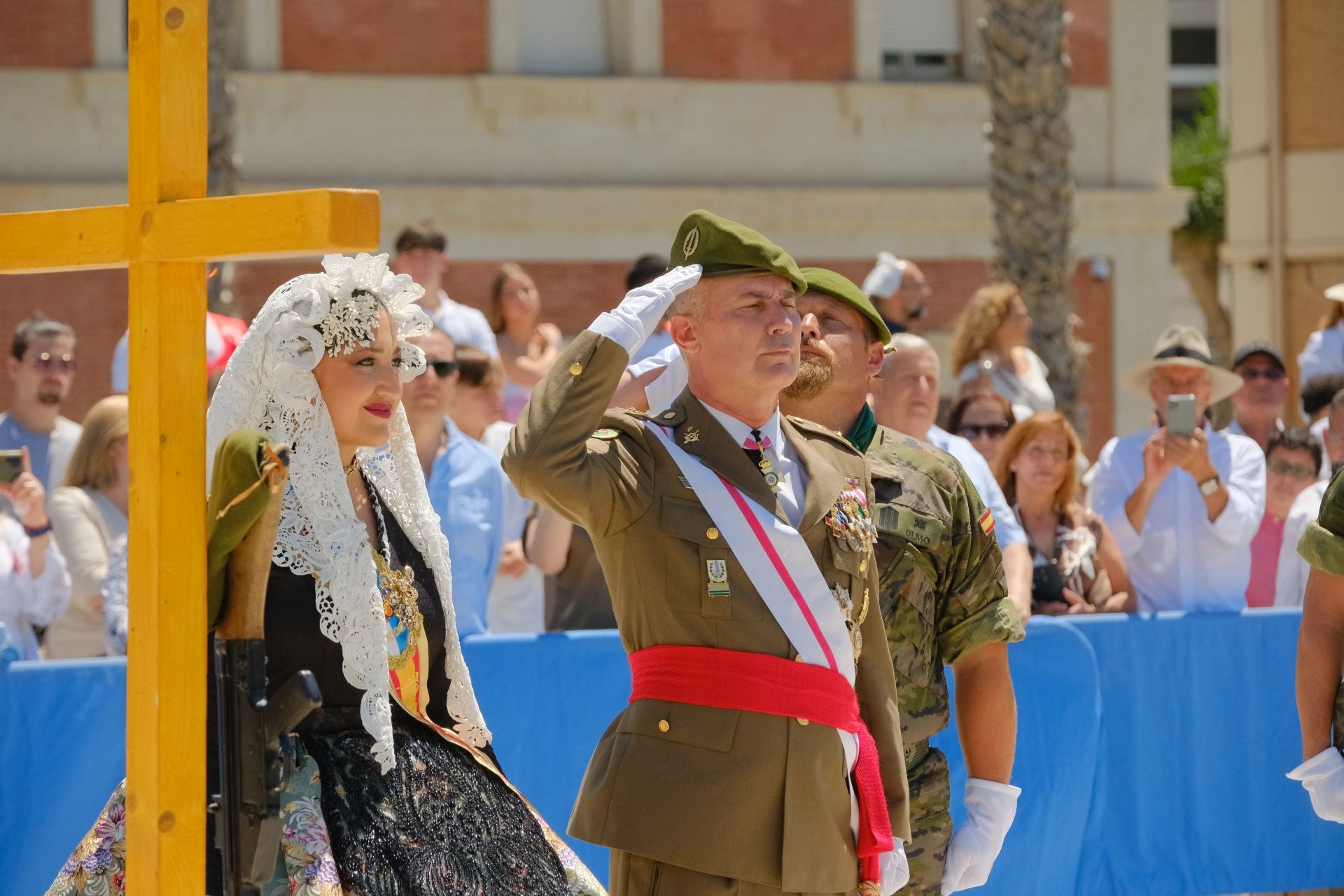 Más de mil personas juran la bandera de España con los &#039;boinas verdes&#039; en el Puerto de Alicante
