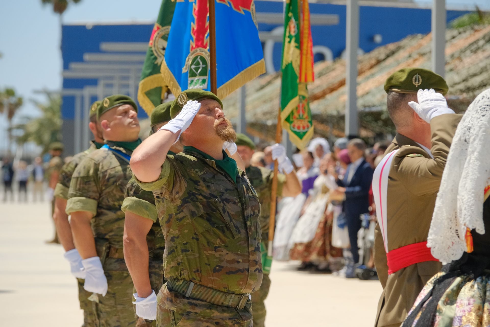 Más de mil personas juran la bandera de España con los &#039;boinas verdes&#039; en el Puerto de Alicante