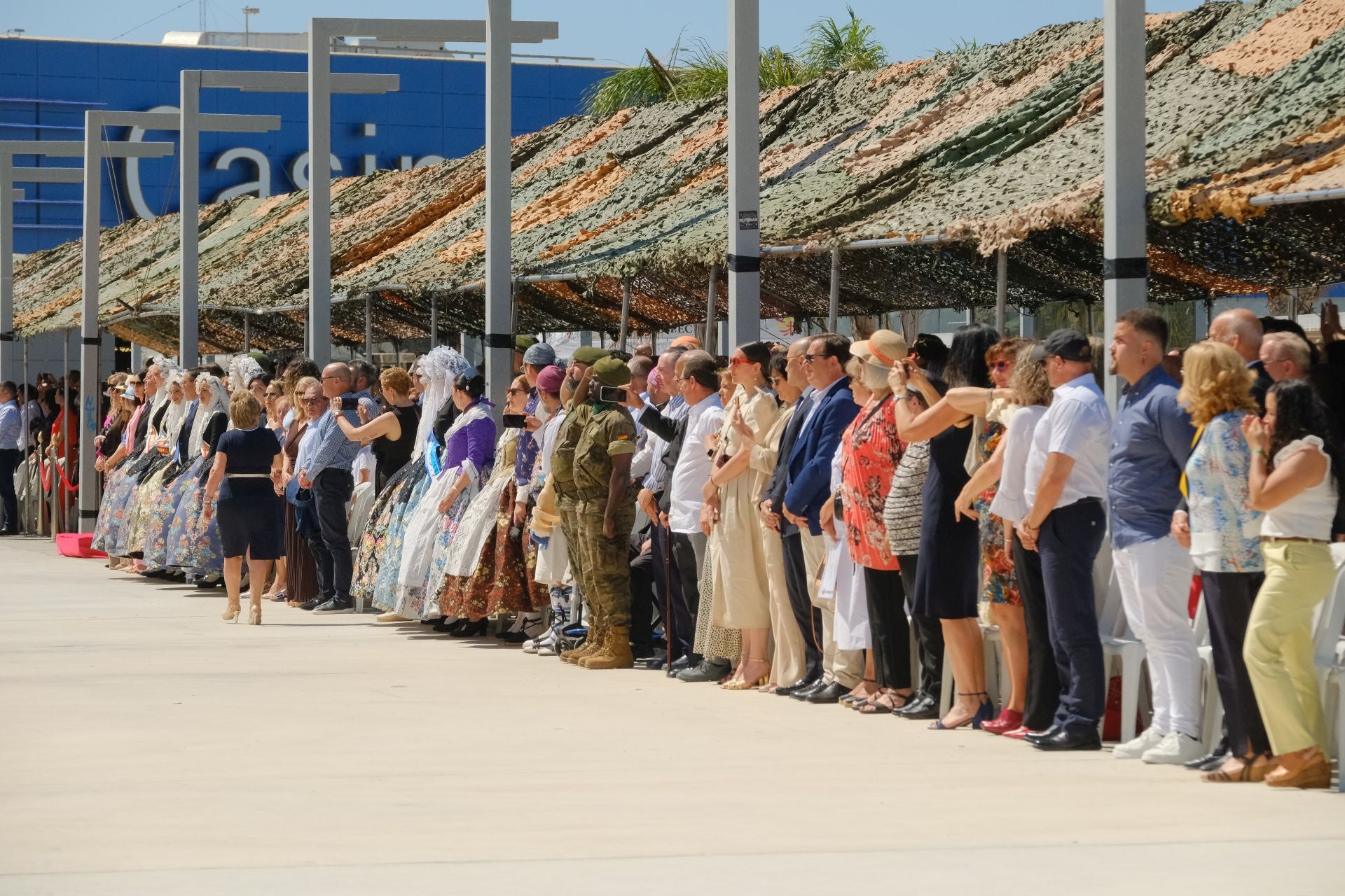 Más de mil personas juran la bandera de España con los &#039;boinas verdes&#039; en el Puerto de Alicante