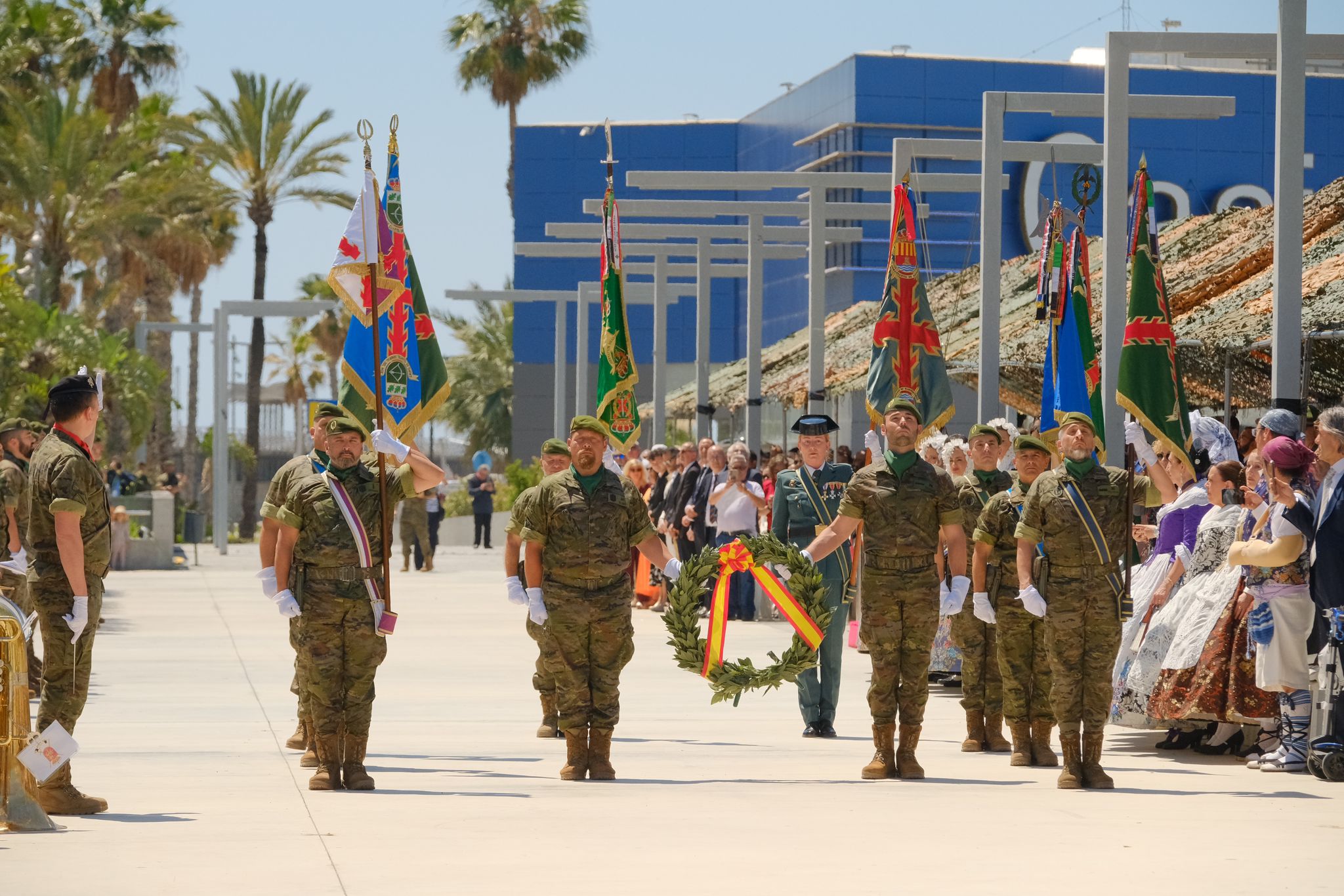 Más de mil personas juran la bandera de España con los &#039;boinas verdes&#039; en el Puerto de Alicante