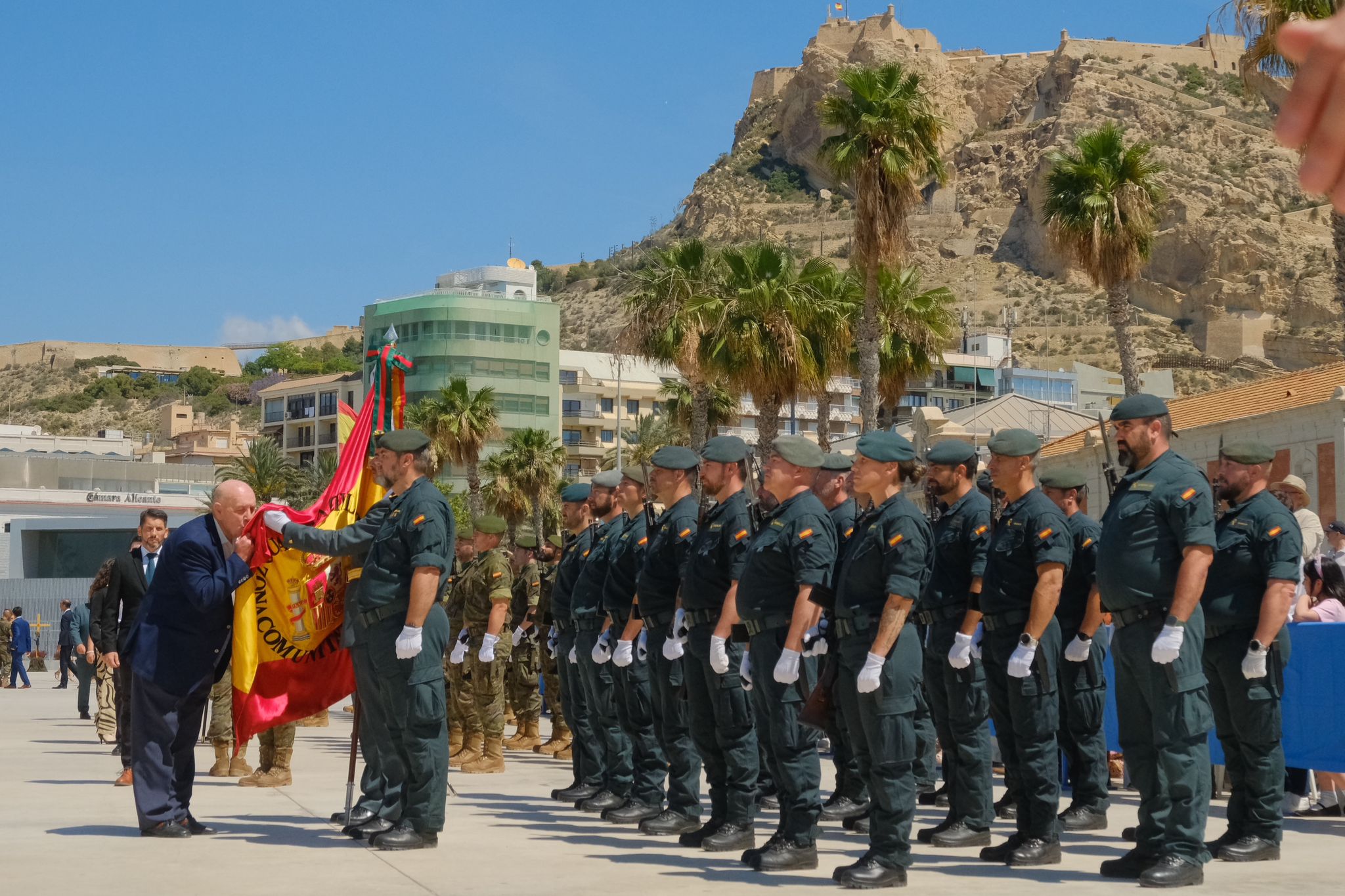 Más de mil personas juran la bandera de España con los &#039;boinas verdes&#039; en el Puerto de Alicante
