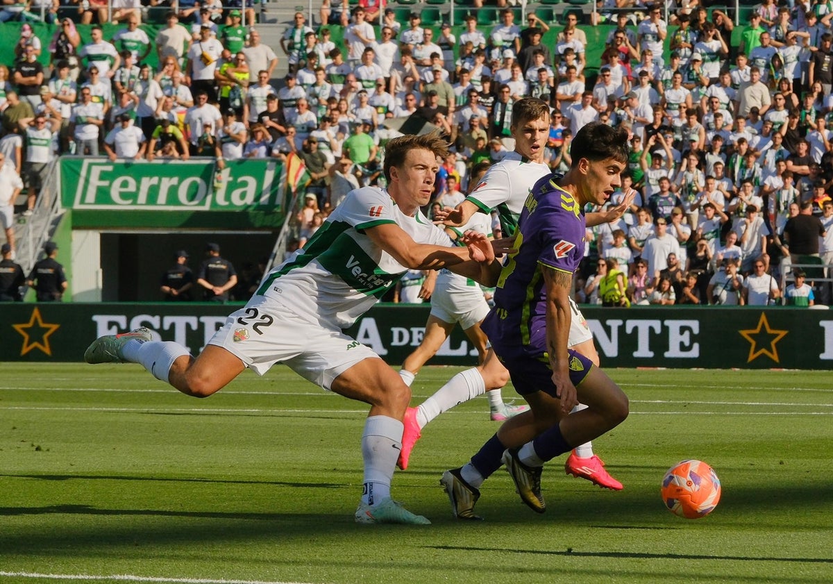 Imagen principal - Affengruber, Agustín Álvarez, and Eder Sarabia during the match this Sunday at the Martínez Valero.
