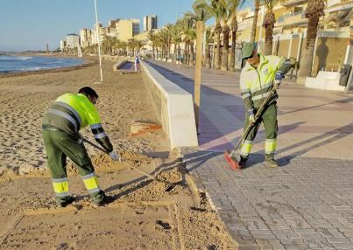 Imagen secundaria 1 - Trabajos en las playas de El Campello.