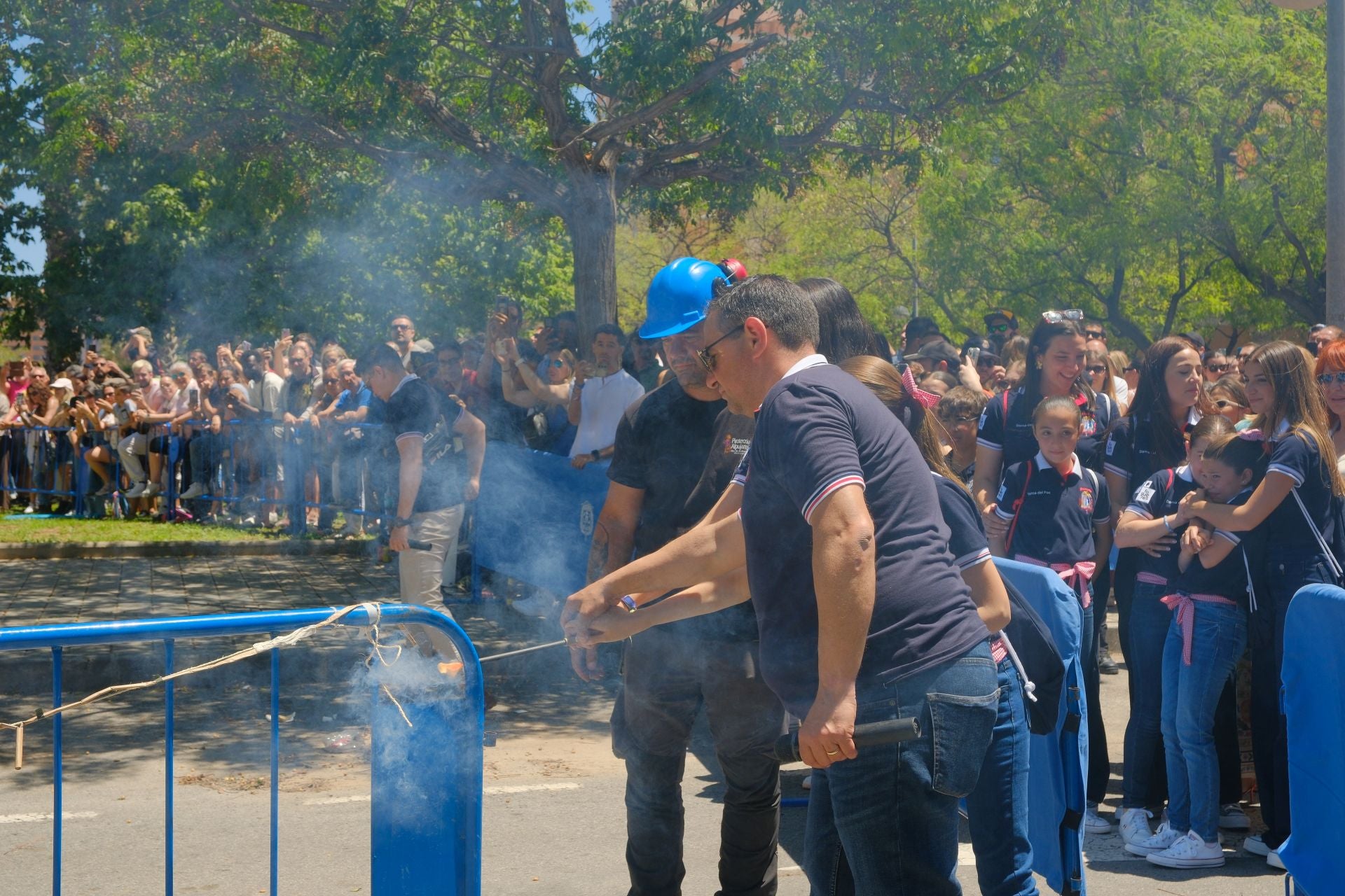 Alicante tiembla con la mascletà de Alpujarreña en el preámbulo de las Hogueras