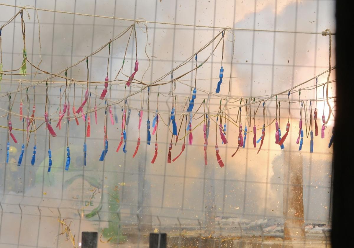 Alicante tiembla con la mascletà de Alpujarreña en el preámbulo de las Hogueras