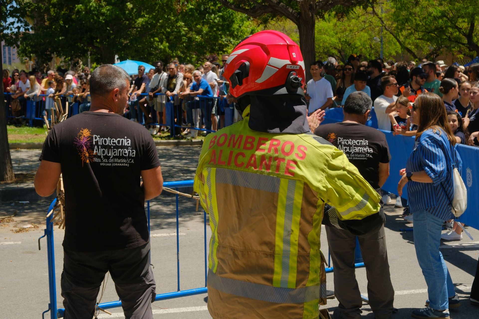Alicante tiembla con la mascletà de Alpujarreña en el preámbulo de las Hogueras