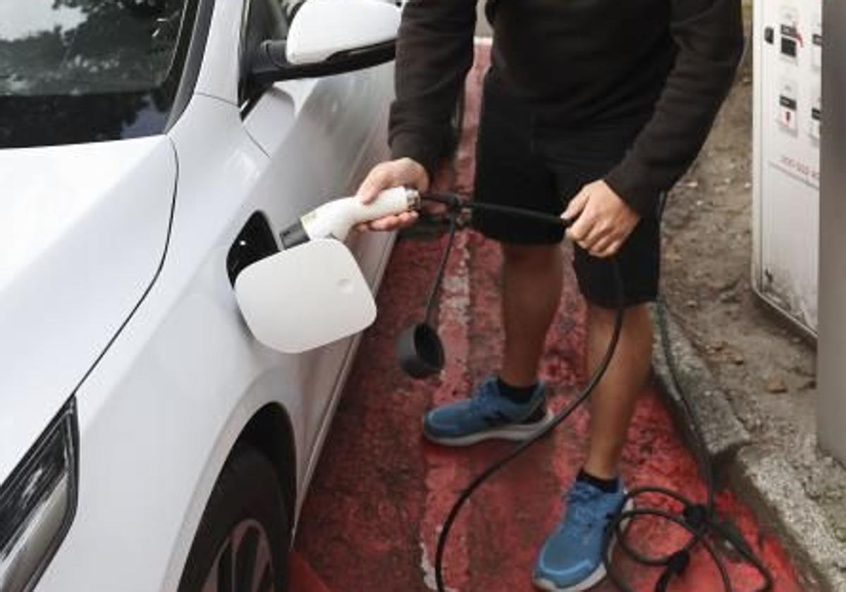 Recarga de coche eléctrico.