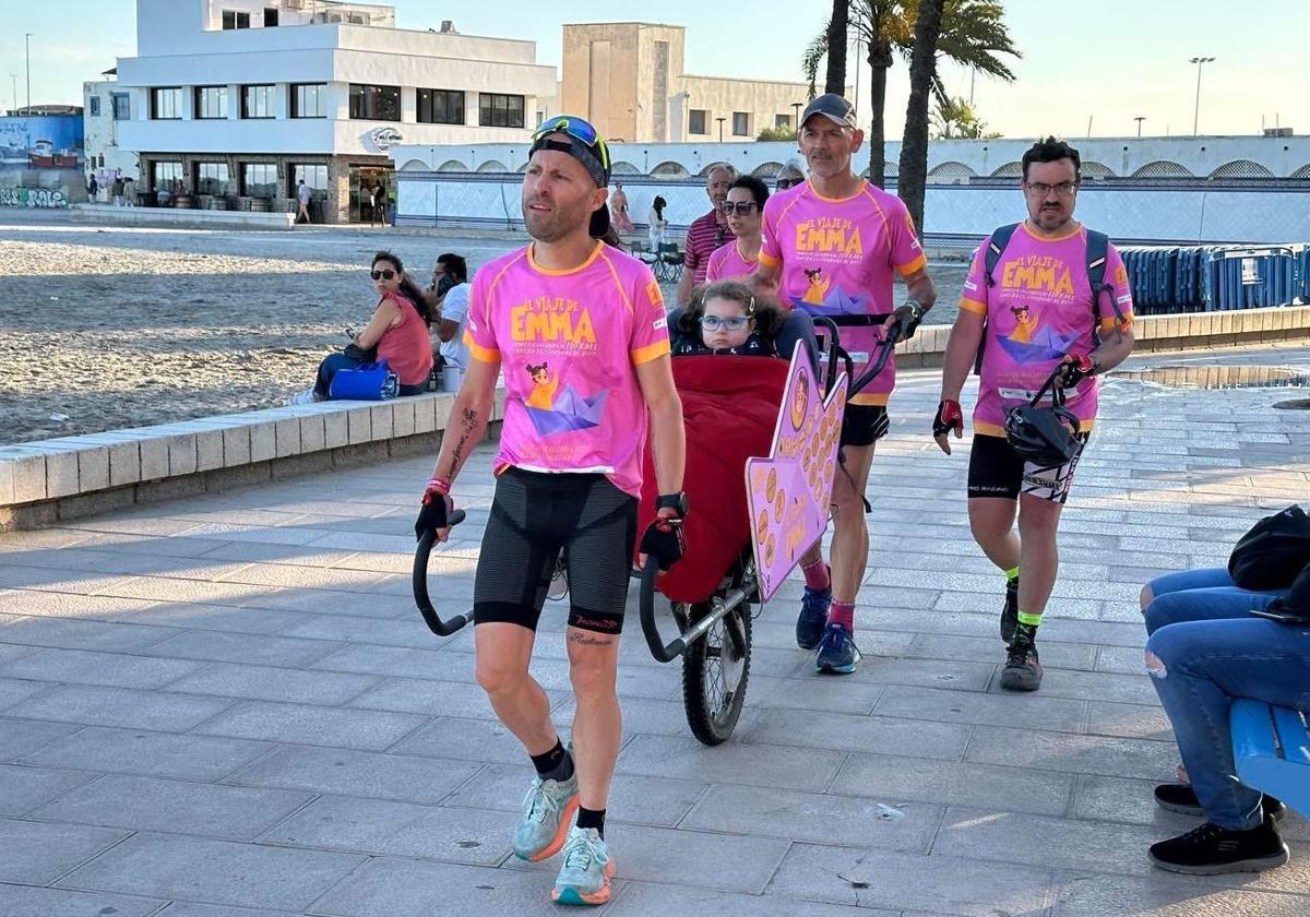 Enma y sus compañeros de viaje a su llegada a Santa Pola.