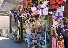 La concejal de Comercio, Lidia López, con uno de los escaparates premiados en Hogueras.