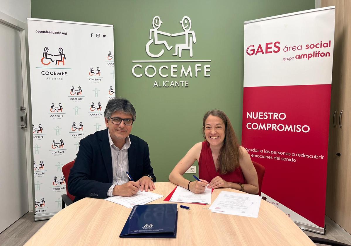 Firma del convenio entre Francesc Carreño, responsable del Área Social e Investigación en Audiología de GAES; y Cristina Esclapés, presidenta de COCEMFE Alicante.