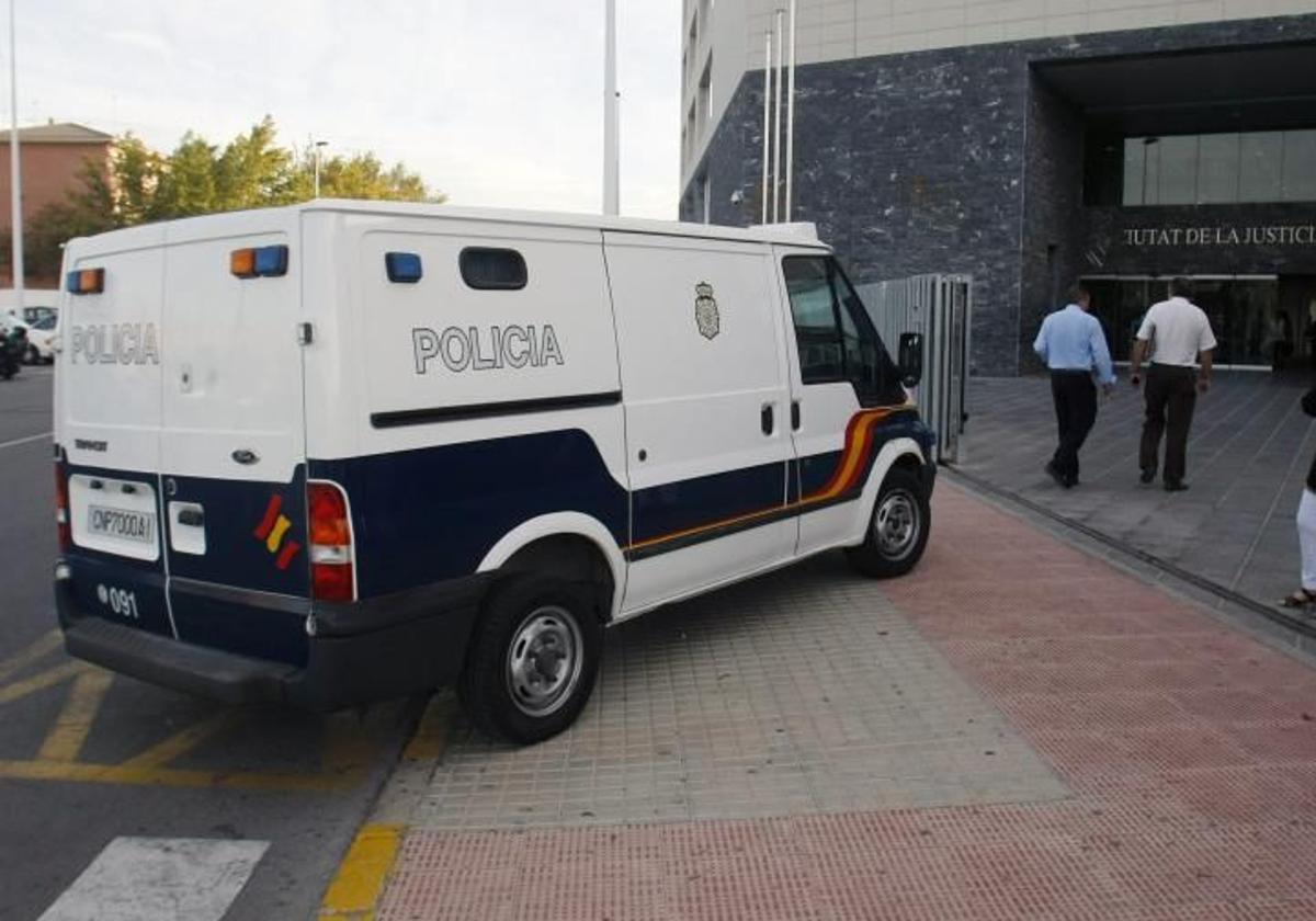 Police van at the Elche courts.