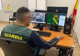 Un investigador durante la 'Operación Tirio'.