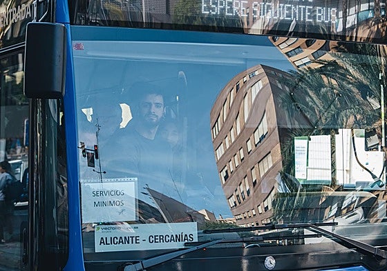 Autobús de servicios mínimos en una convocatoria de huelga anterior.
