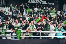 Aficionados franjiverdes en uno de los desplazamientos del equipo.