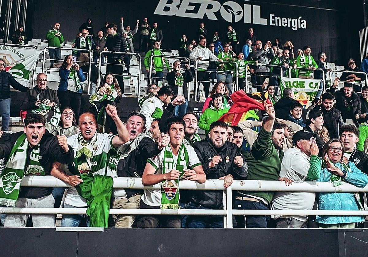 Aficionados franjiverdes en uno de los desplazamientos del equipo.