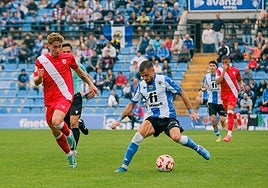 Artiles protege el balón ante un jugador del Sevilla Atlético.