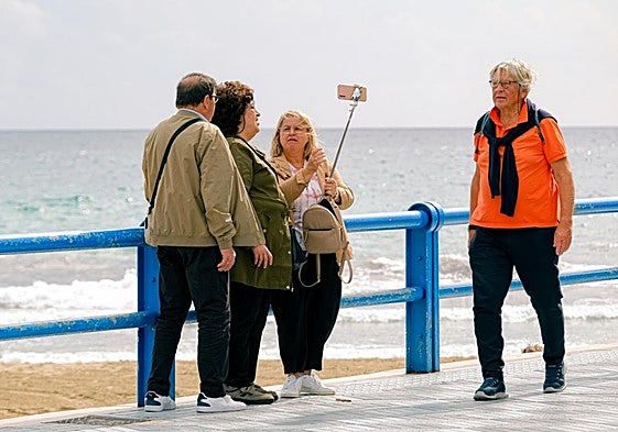 Turistas en la playa del Postiguet de Alicante.