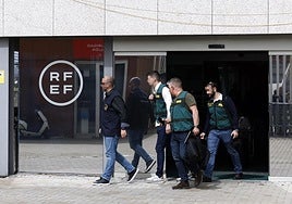 Agentes de la UCO tras registrar la RFEF por las obras en la Cartuja.