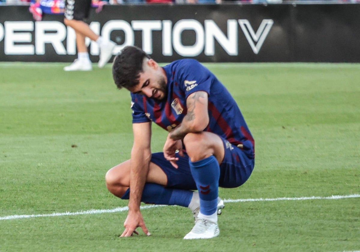 Un jugador del Eldense, abatido tras el descenso.