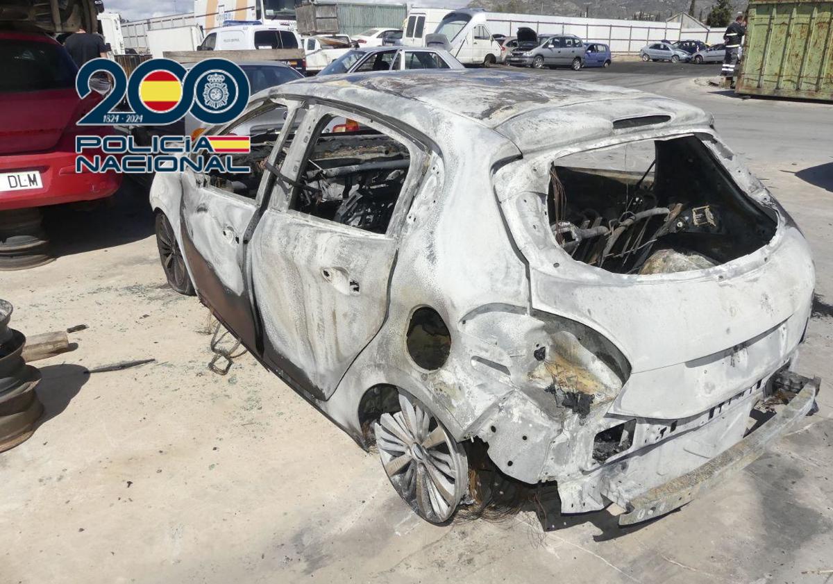 Imagen principal - Destrozos en los vehículos calcinados.