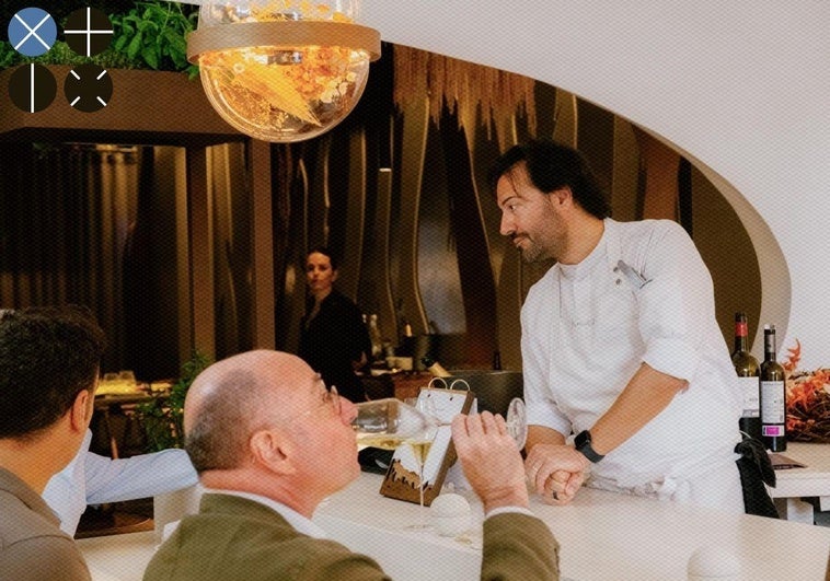 El chef Pablo Montoro atiende a sus clientes, durante uno de los pases, en su restaurante Espacio Montoro en Alicante.