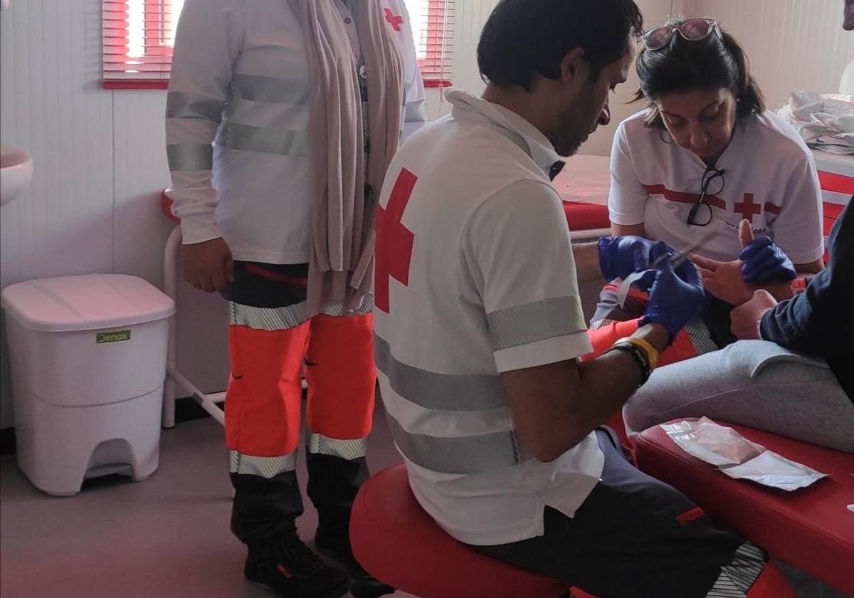 Nine Migrants Rescued After Reaching Alicante Coast in Dinghy