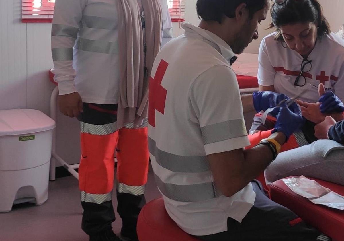 Atención de Cruz Roja a uno de los inmigrantes rescatados.