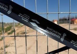 Cintas de la Generalitat Valenciana prohibiendo el paso a los asentamientos ilegales en las partidas rurales de Alicante.