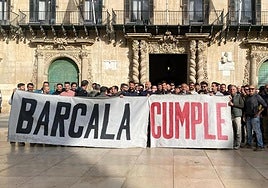 Protesta de los bomberos frente al Ayuntamiento.