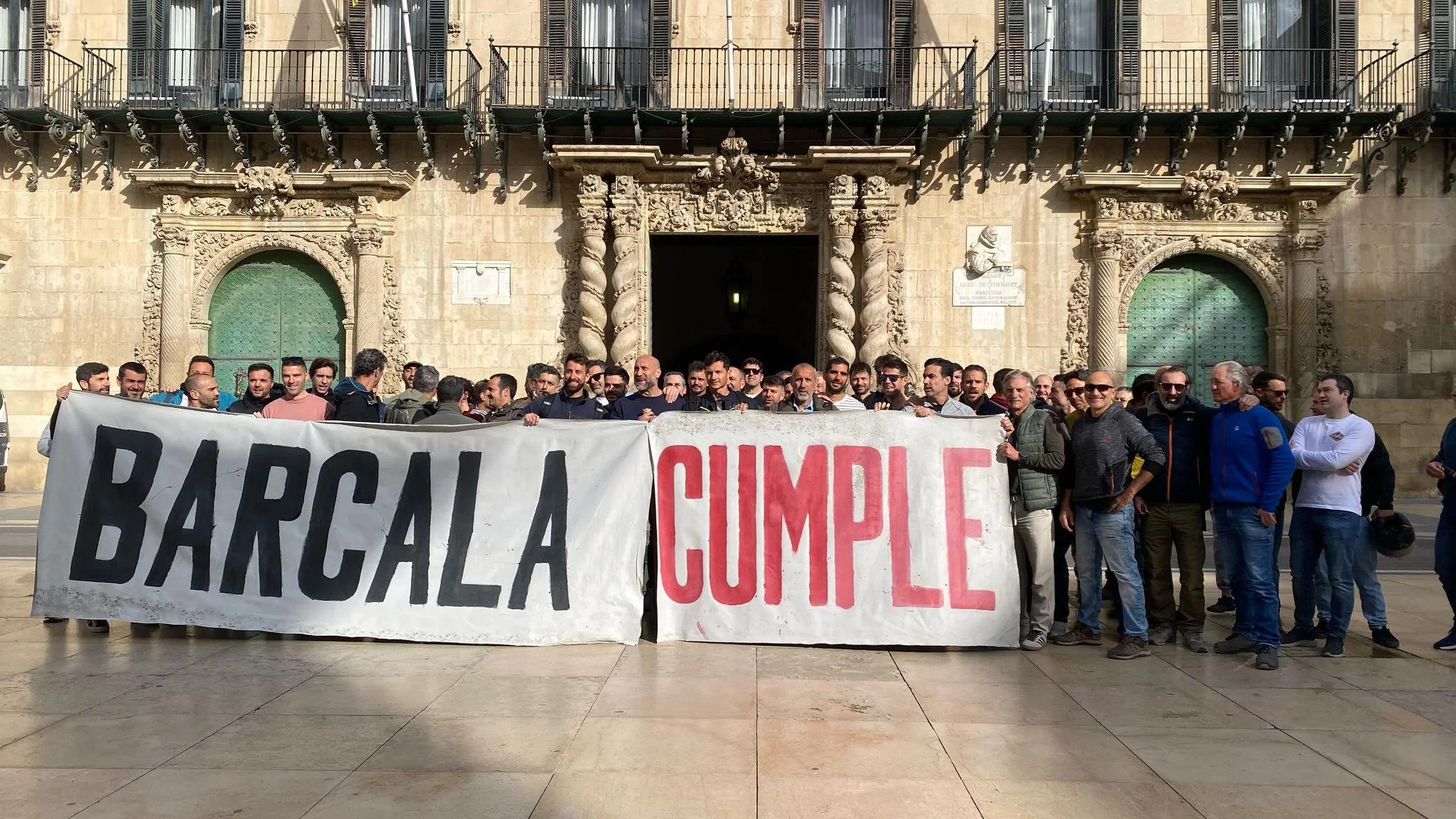 Protesta de los bomberos frente al Ayuntamiento.